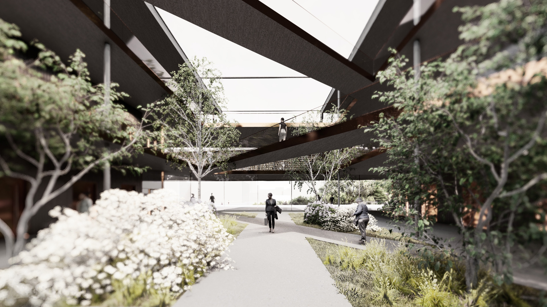 Grønt atrium med trær, gangbroer og dagslys gjennom et stort overlys